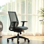 Cadeira ergonômica de tela mesh em ambiente fresco com destaque para ventilação